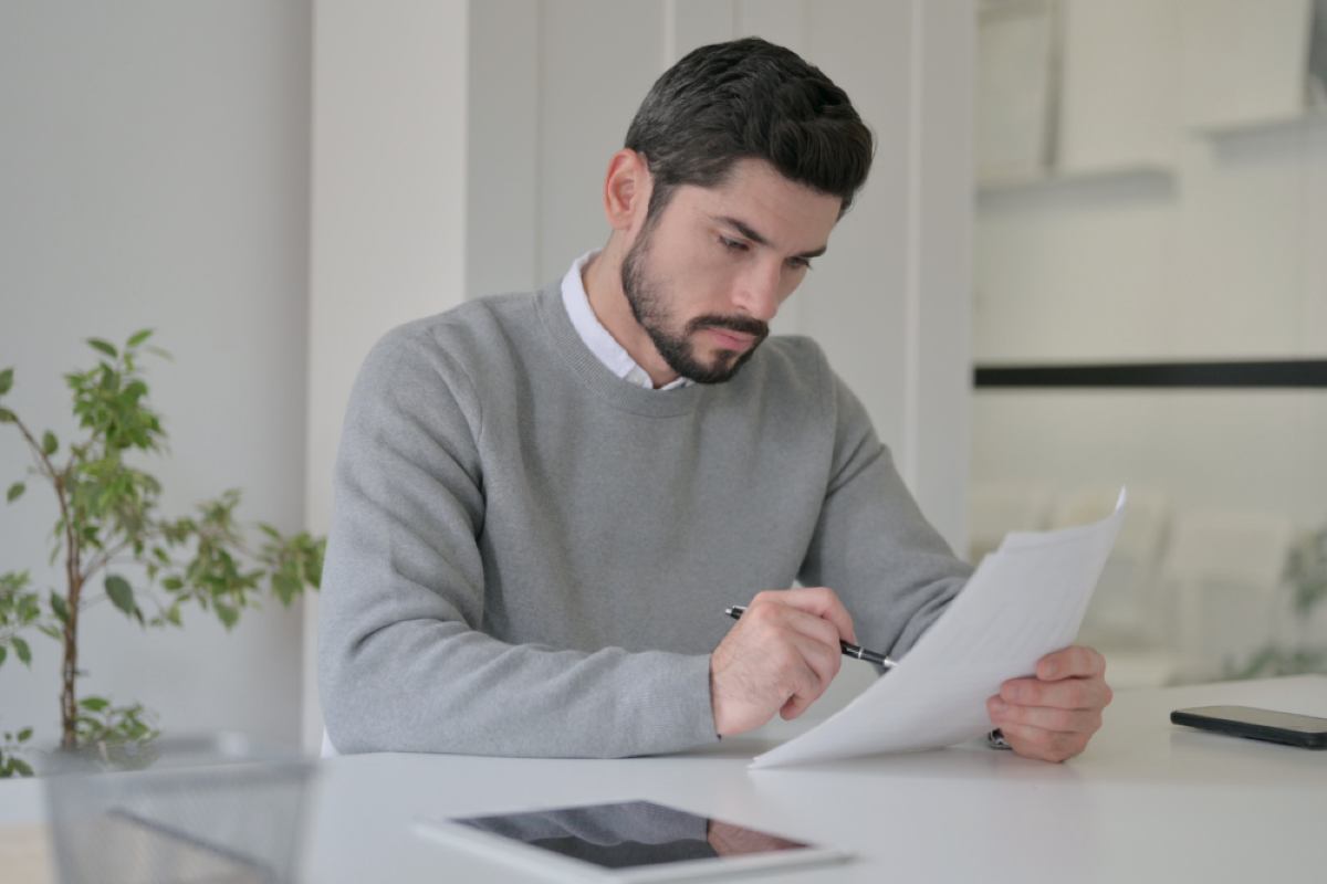 Uomo legge documento