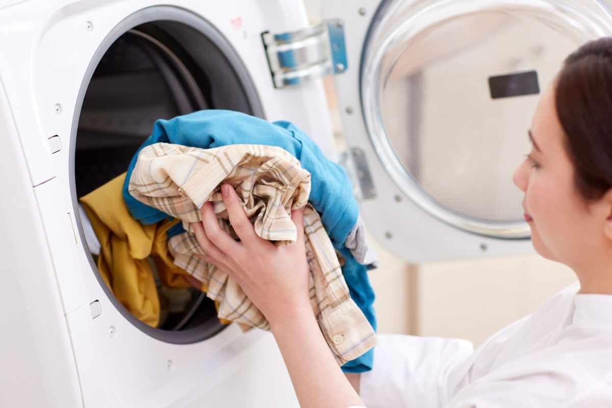 se ti puzzano i vestiti dopo l'asciugatrice ecco il motivo